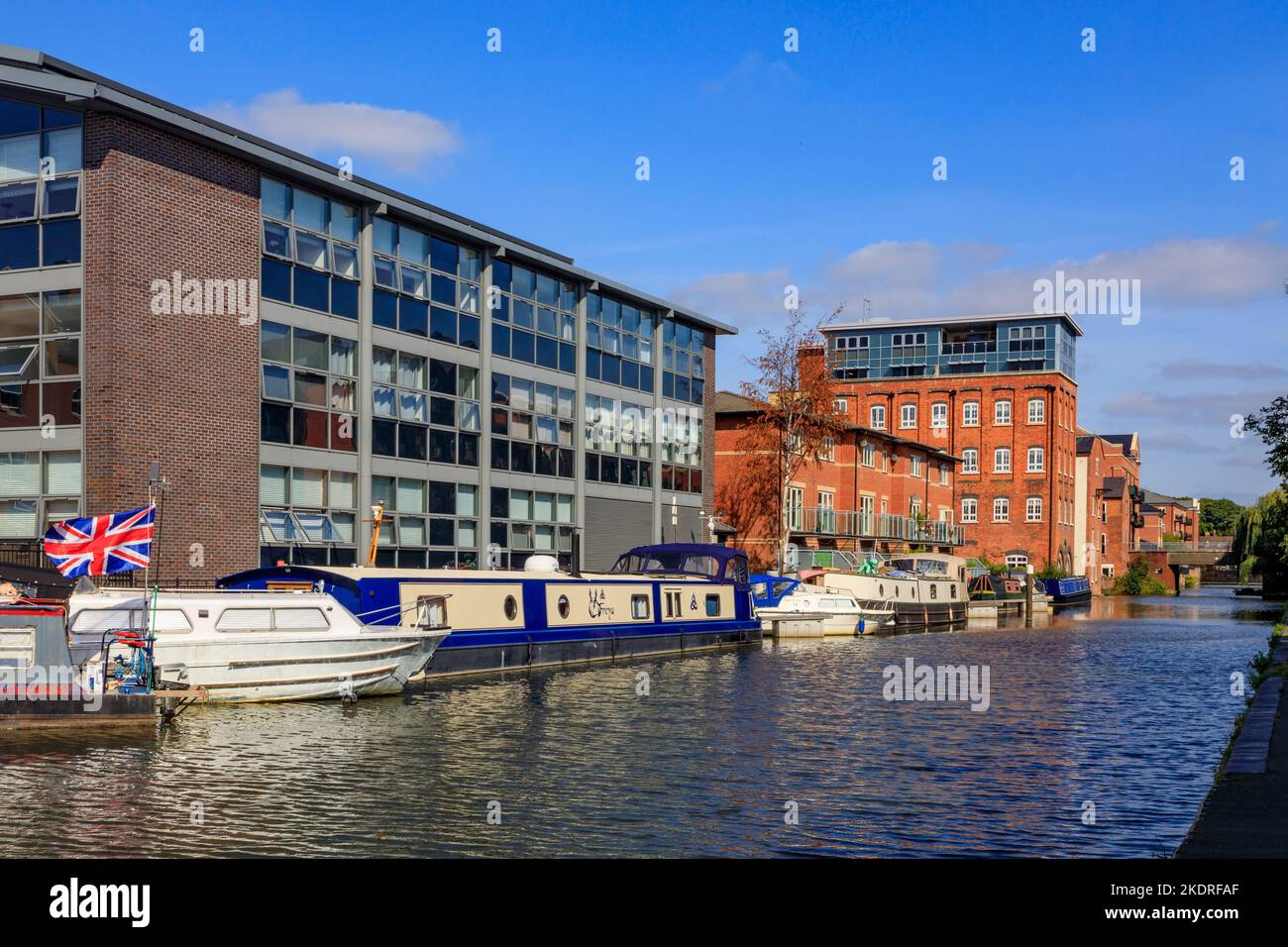 Una collezione di barche strette e altre nel bacino di Diglis sul canale Worcester & Birmingham, Worcestershire, Inghilterra, Regno Unito Foto Stock