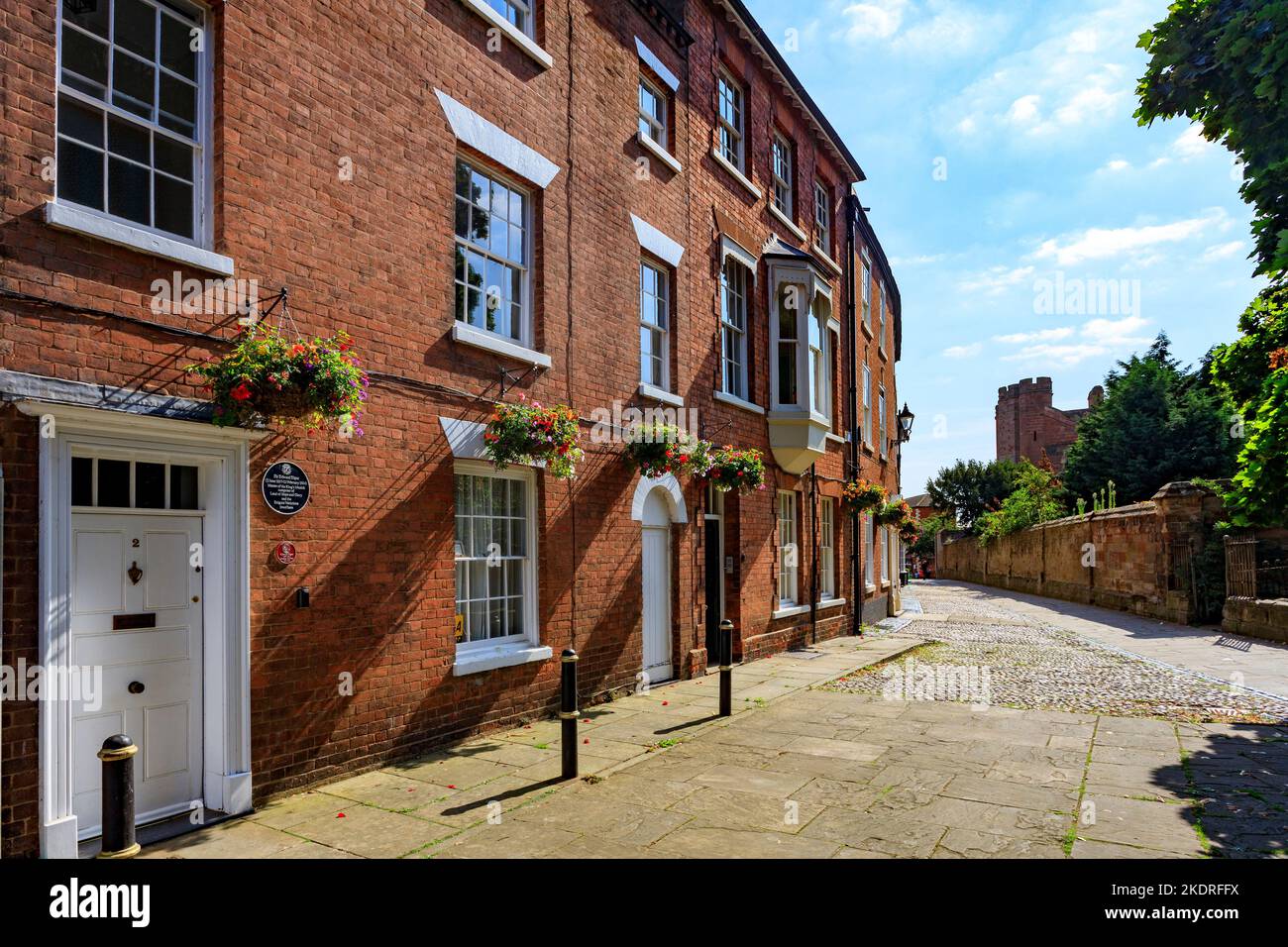 L'ex casa di Sir Edward Elgar (1861-63) con cesti colorati appesi nei quartieri del College di Worcester, Worcestershire, Inghilterra, Regno Unito Foto Stock
