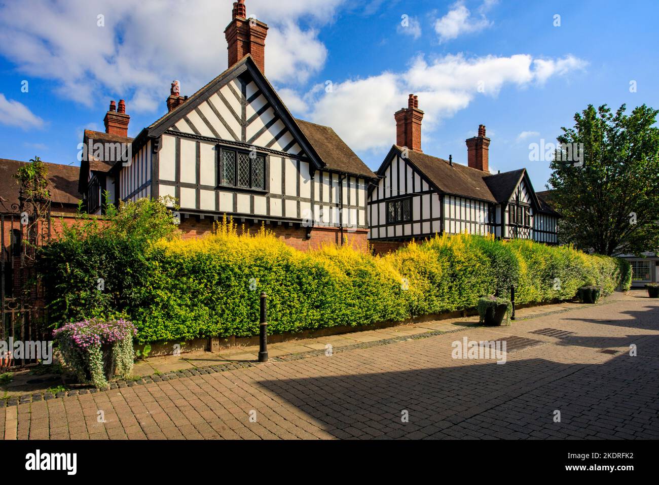 L'imponente Lasletts Almshouses a graticcio a Worcester, Worcestershire, Inghilterra, Regno Unito Foto Stock