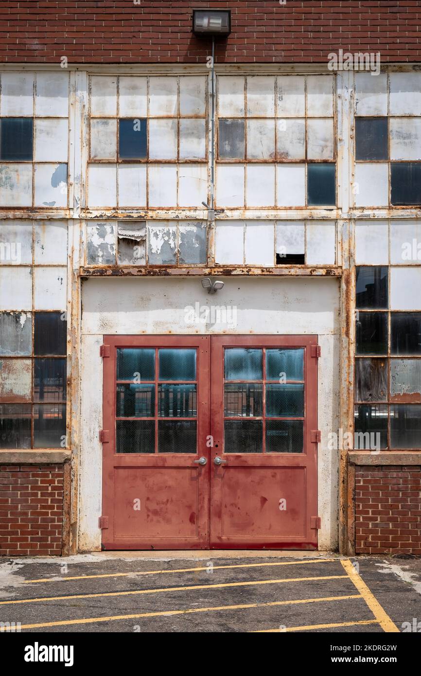 Ding porta vecchia e finestre in struttura industriale. Foto Stock
