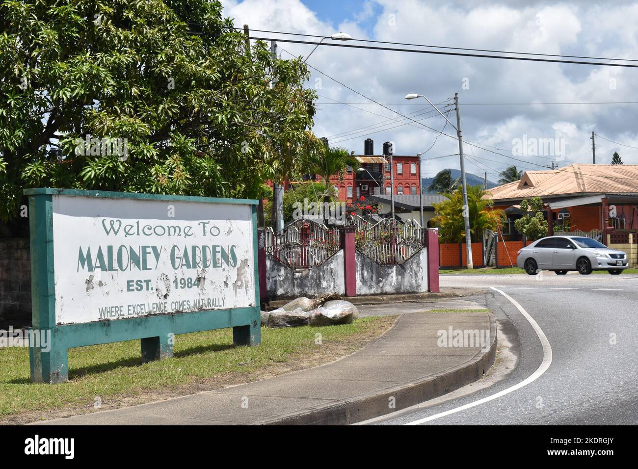 Dabadie, Trinidad e Tobago - 2 ottobre 2022 - ingresso o cartello di benvenuto ai Giardini Maloney, che è una zona residenziale della comunità. Foto Stock
