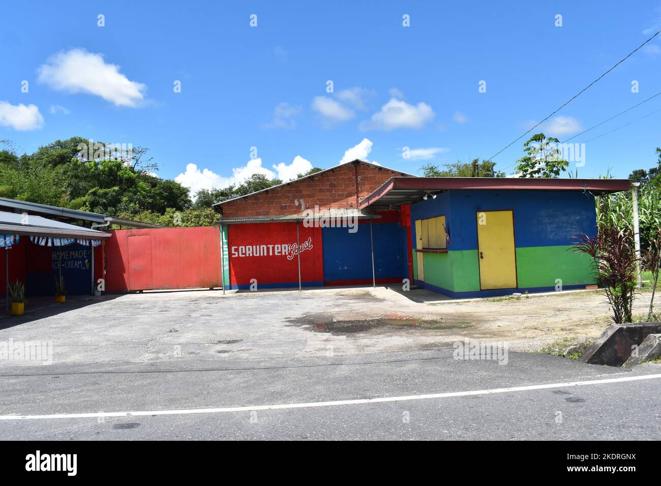 La sede!!!! Scrunter Forest,' uno spazio all'aperto per eventi e divertimenti situato sulla Toco Main Road a Sangre grande, Trinidad e Tobago. Foto Stock
