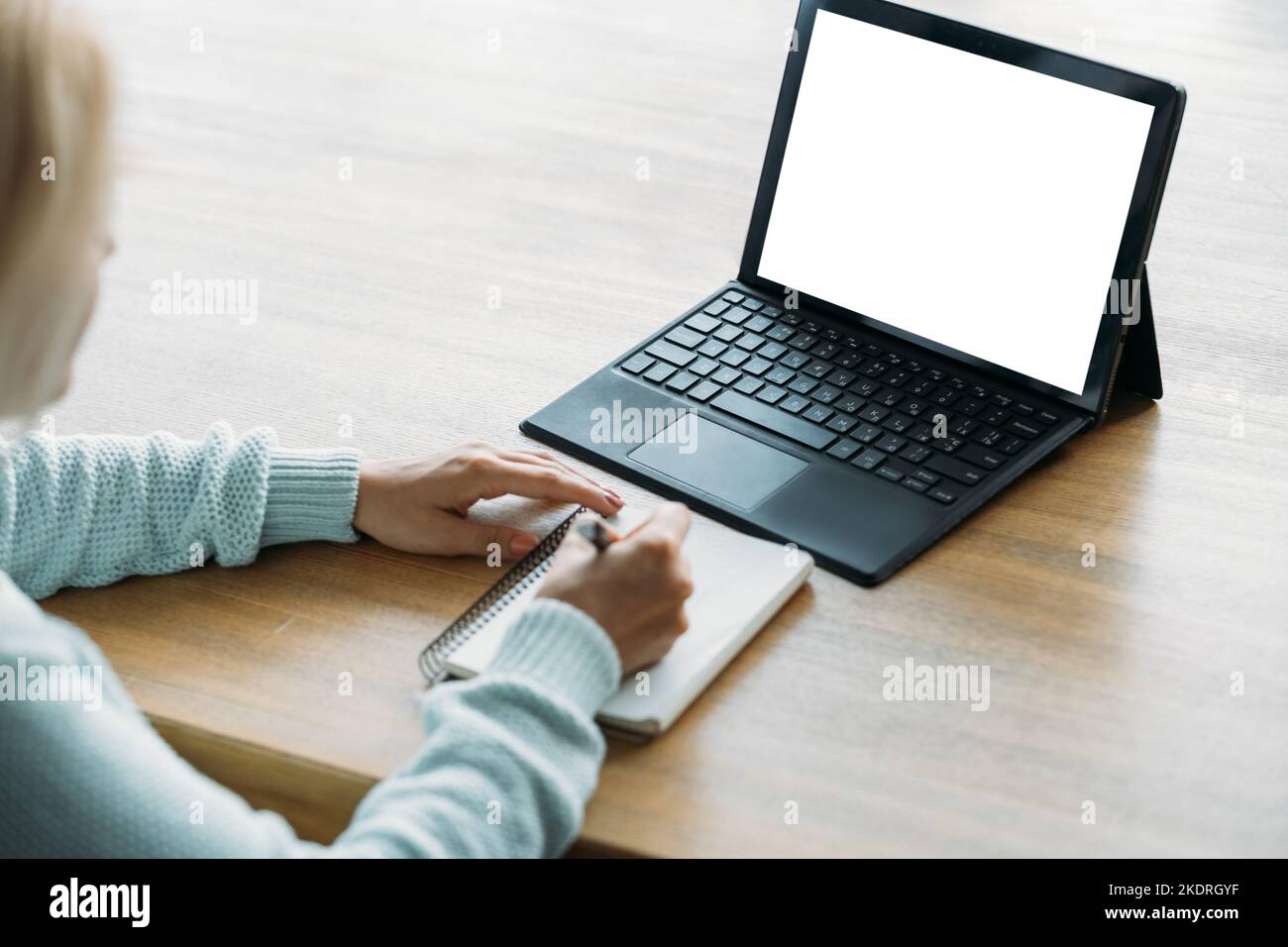 educazione a distanza studiando donna computer mockup Foto Stock