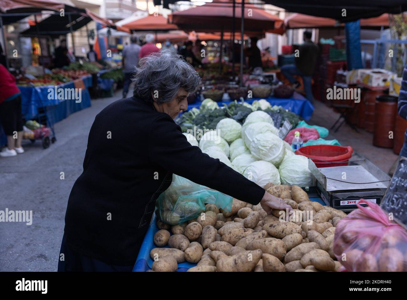 Atene, Grecia. 6th Ott 2022. Una donna anziana acquista ortaggi in un mercato di strada ad Atene, Grecia, 6 ottobre 2022. PER ANDARE CON 'caratteristica: L'inflazione che prende sempre più morso dal reddito pensionistico dei pensionati greci' credito: Lefteris Partsalis/Xinhua/Alamy Live News Foto Stock