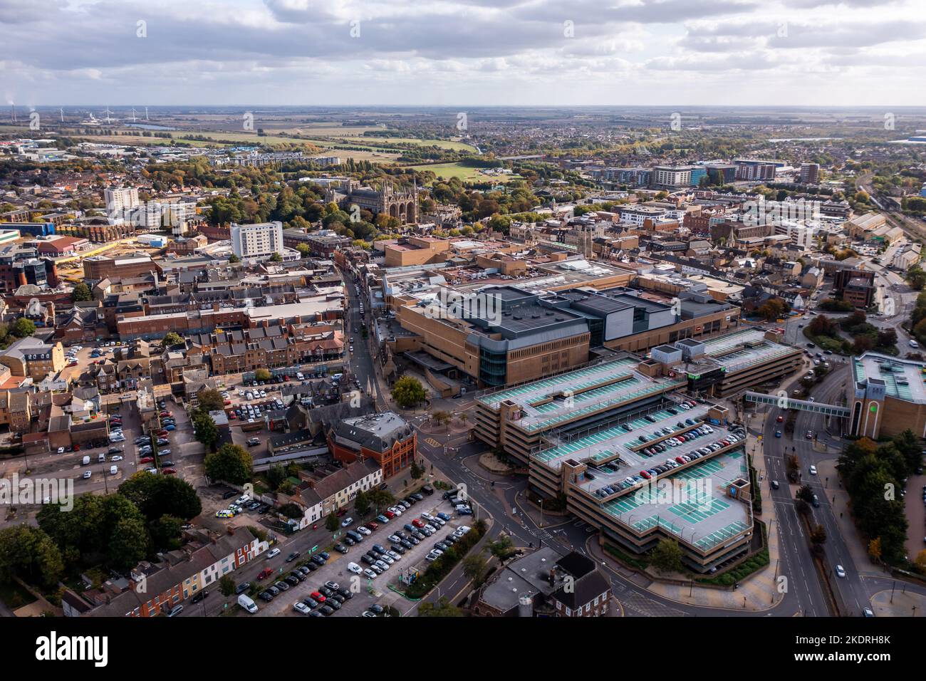 PETERBOROUGH, REGNO UNITO - 11 OTTOBRE 2022. Una vista aerea del centro cittadino di Peterborough con il Centro commerciale Queensgate e la Cattedrale Foto Stock