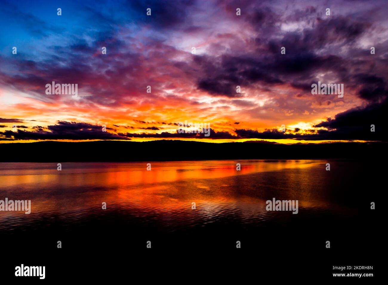 Nuvoloso colorato tramonto sul mare con riflesso in Croazia (Europa) Foto Stock