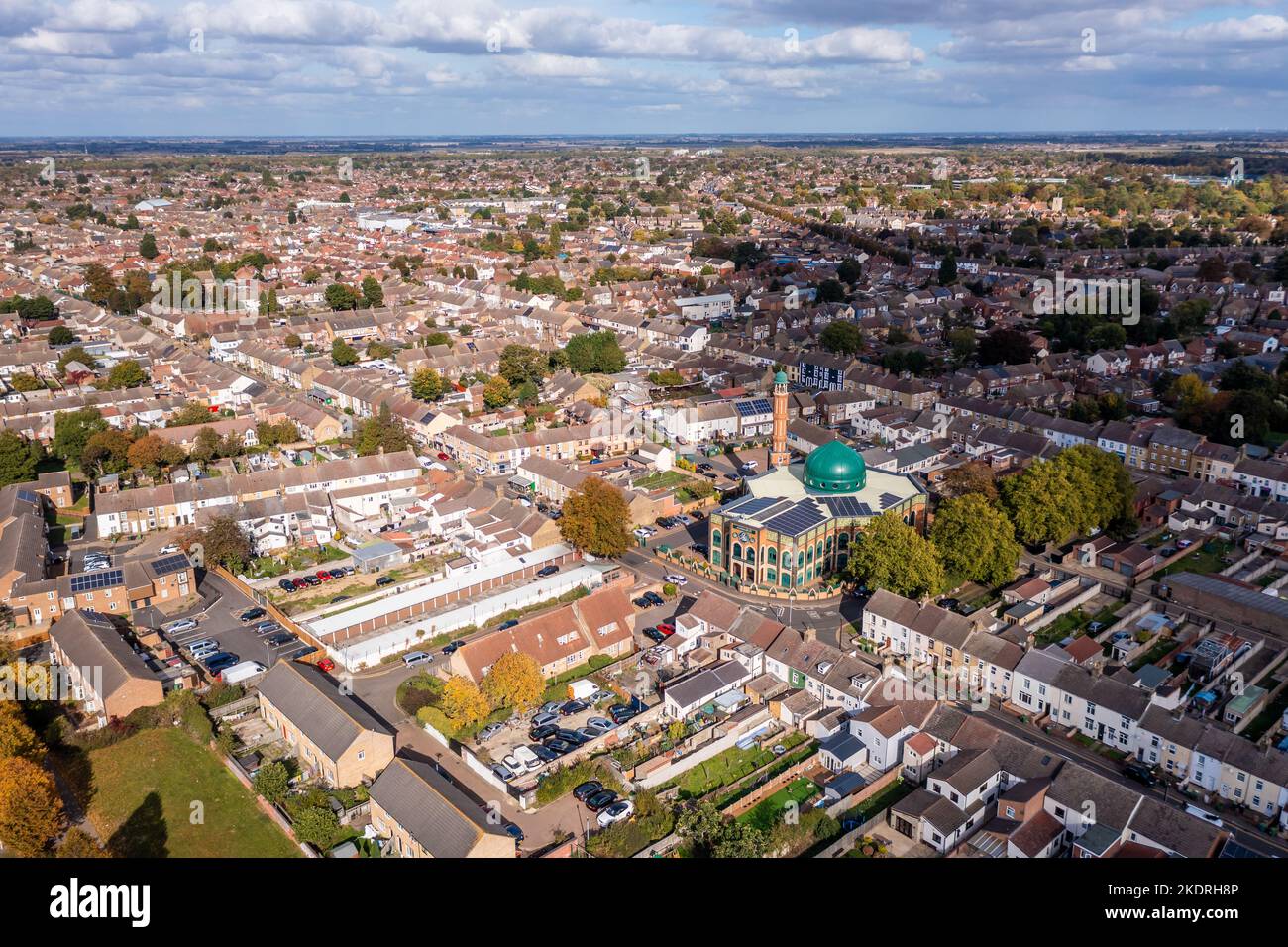PETERBOROUGH, REGNO UNITO - 11 OTTOBRE 2022. Una vista aerea dell'esterno della Moschea Faizan-e-Madinah nel cuore di una comunità musulmana a Peterborough Foto Stock