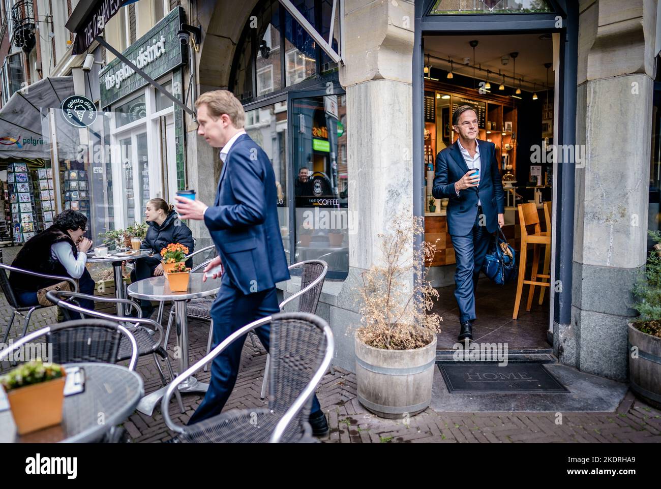 2022-11-08 14:12:01:19 L'AIA - il primo ministro Mark Rutte compra una tazza di caffè sulla sua strada per la Torentje, dopo una riunione del gruppo VVD circa l'accordo di asilo. Il gruppo parlamentare del partito è contrario a tale accordo, anche perché vi è un'obiezione al fatto che i comuni possono essere costretti a istituire centri di accoglienza ai sensi della nuova legge sull'asilo. ANP BART MAAT netherlands OUT - belgio OUT Foto Stock