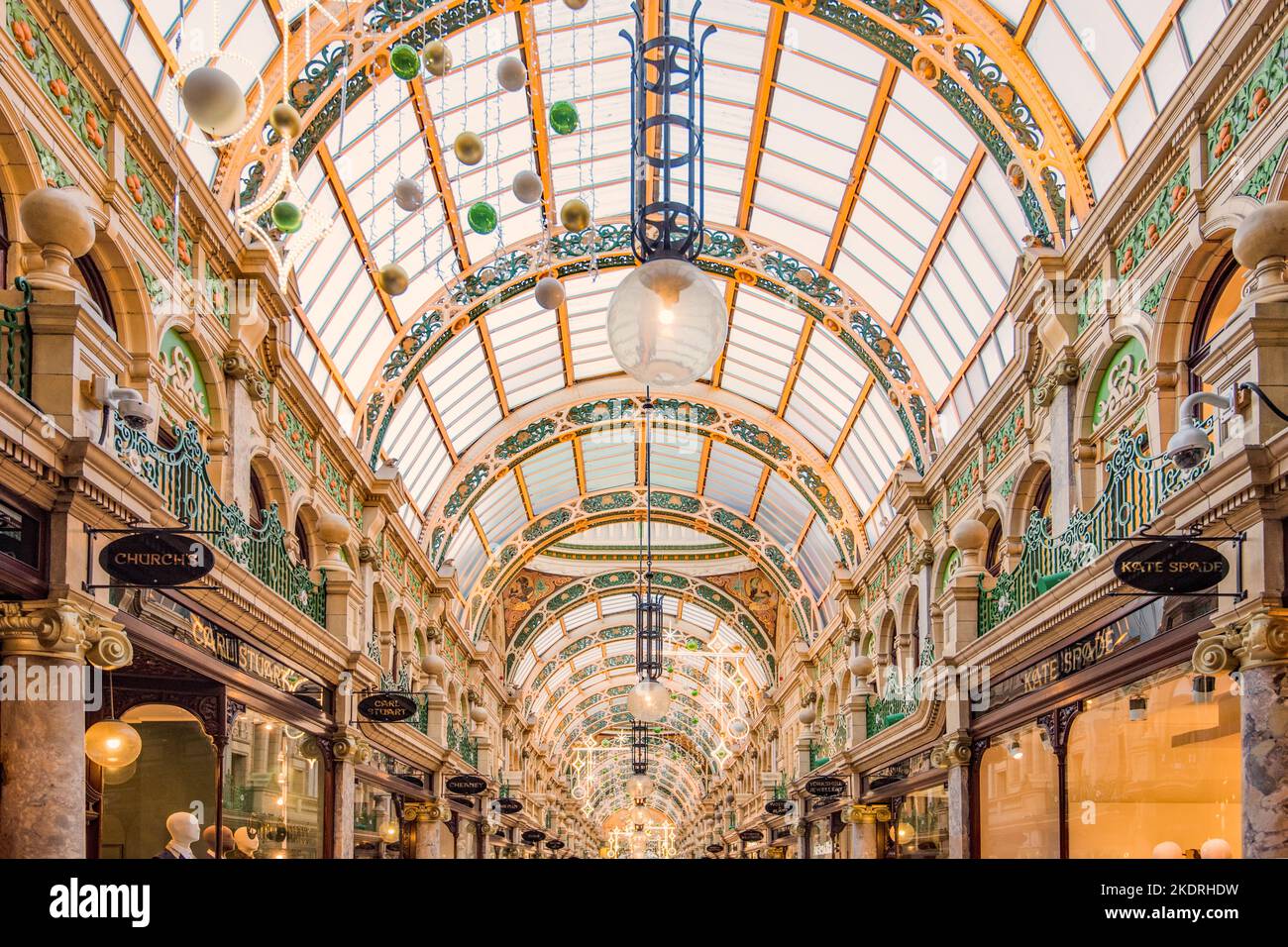 Leeds è sempre orgogliosa della sua gamma di portici vittoriani che offrono un ambiente di shopping coperto unico per i visitatori della città Foto Stock