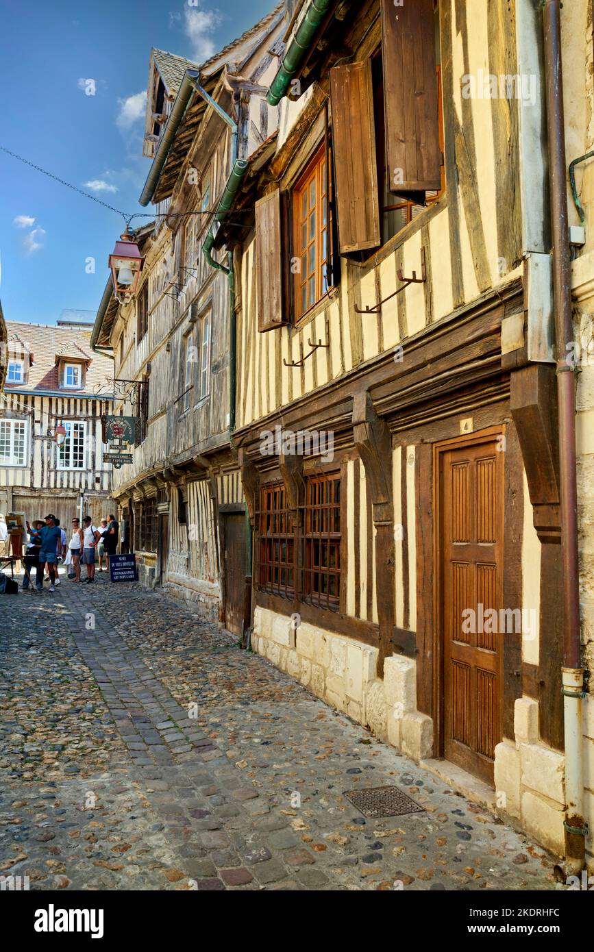 Honfleur Normandia Francia. Le strade della città vecchia e case in legno Foto Stock