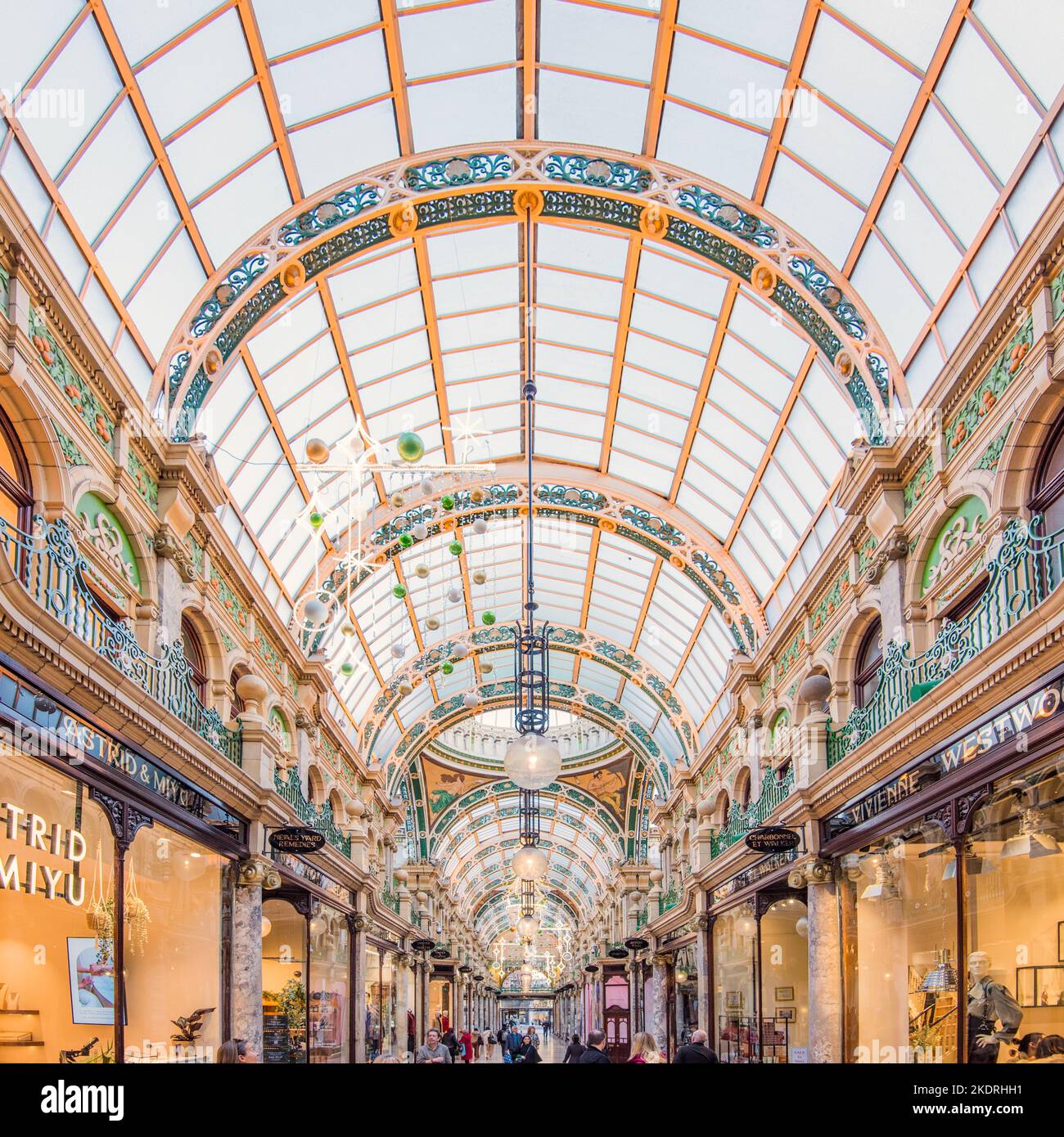 Leeds è sempre orgogliosa della sua gamma di portici vittoriani che offrono un ambiente di shopping coperto unico per i visitatori della città Foto Stock