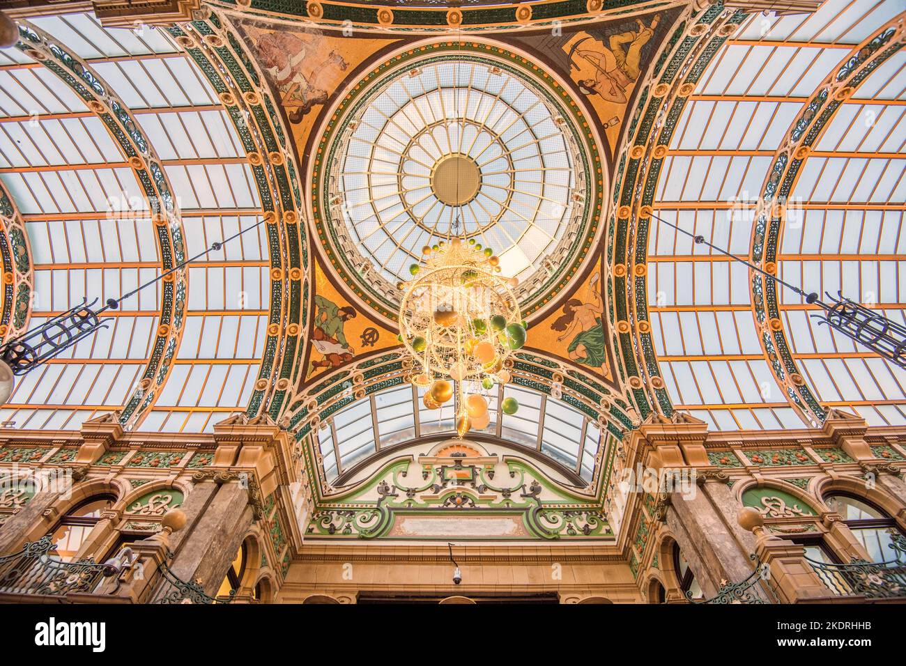 Leeds è sempre orgogliosa della sua gamma di portici vittoriani che offrono un ambiente di shopping coperto unico per i visitatori della città Foto Stock