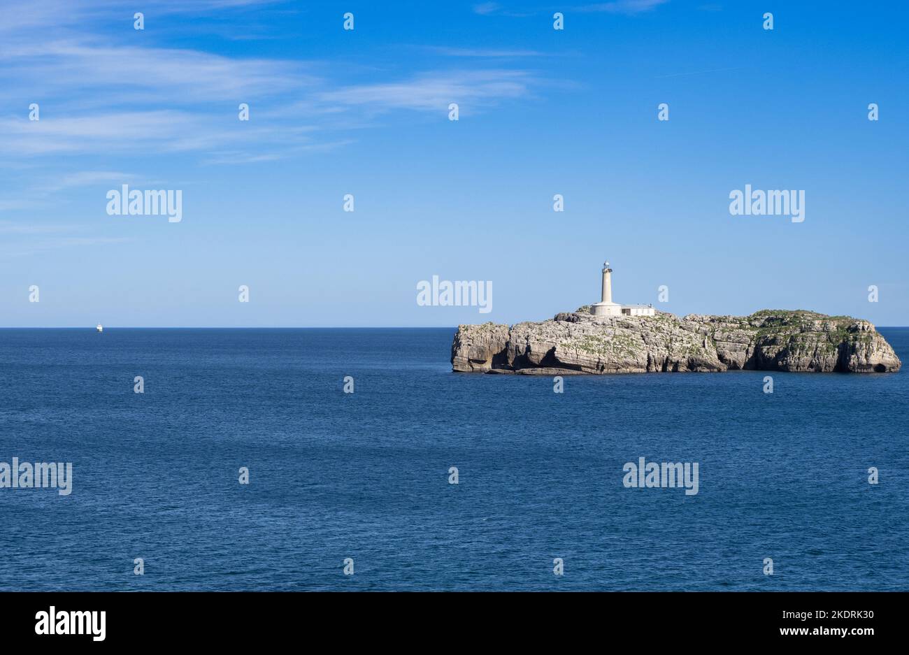 Faro e barca dell'isola di mouro. Foto Stock