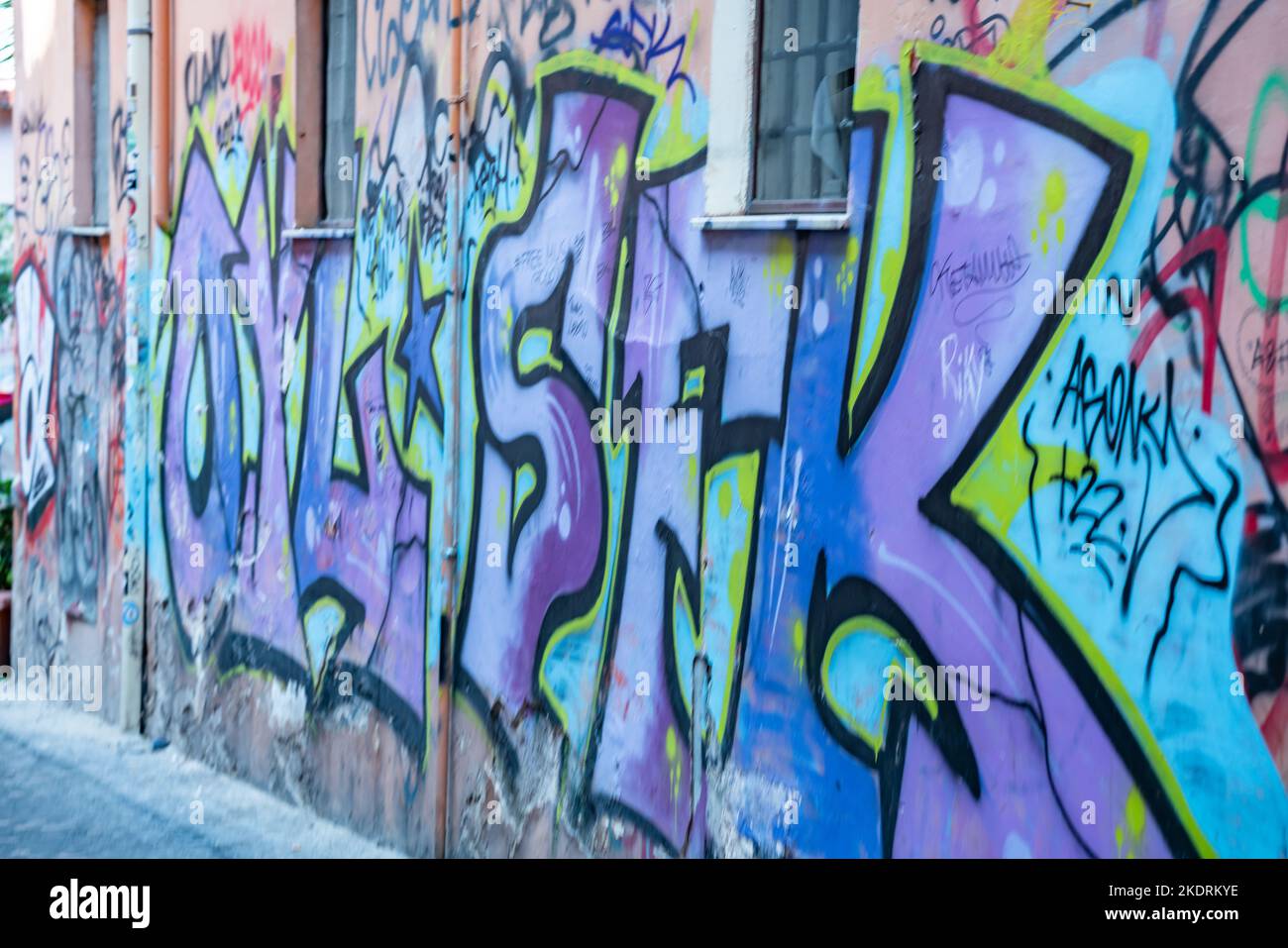 Strada tranquilla con graffiti nel centro di Roma, Italia Foto Stock