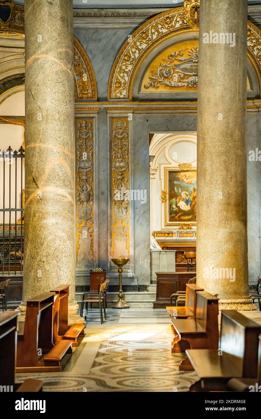 Decorazioni ornamentali in una chiesa cattolica a Roma. Foto Stock