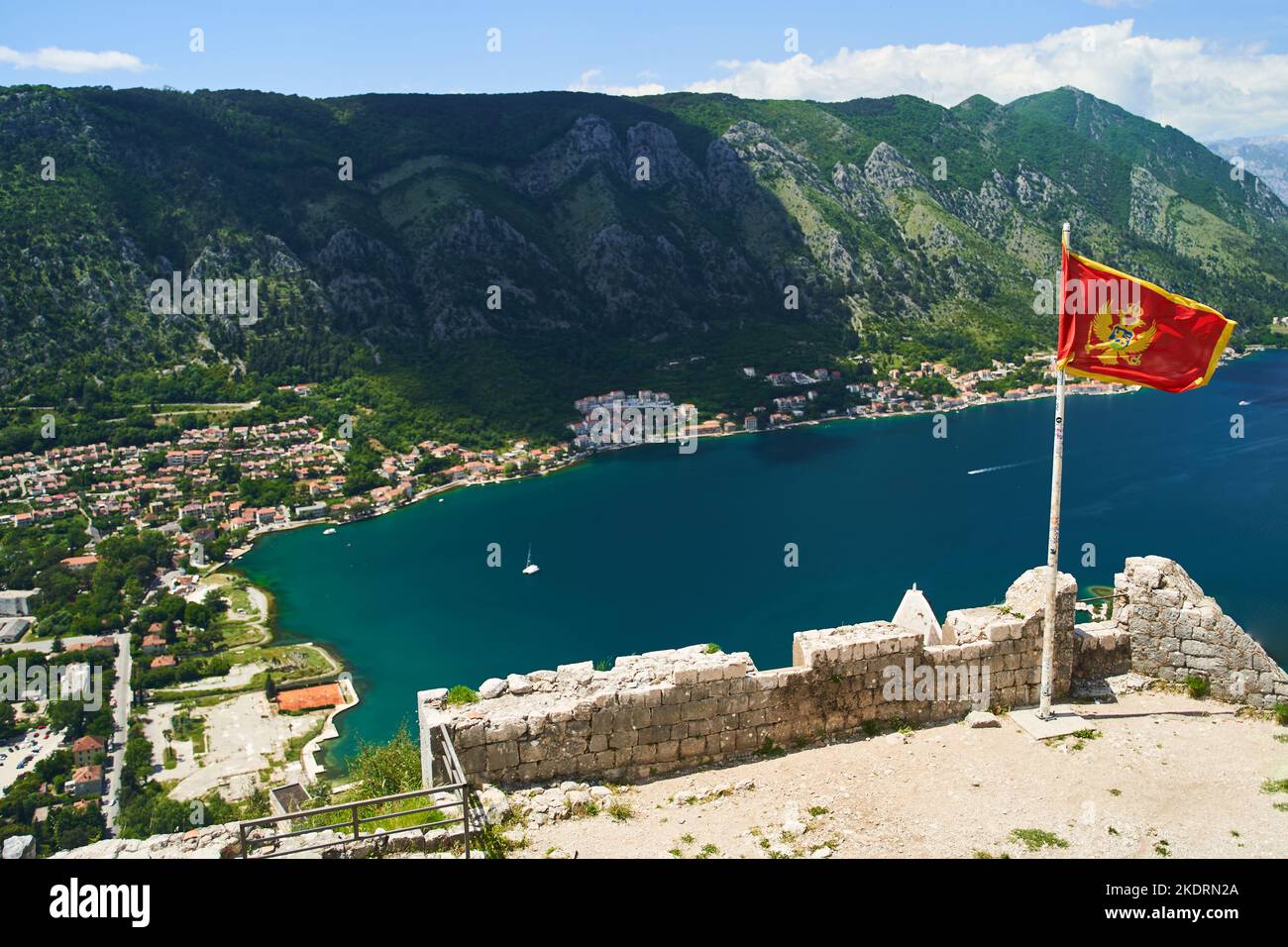 La bandiera del Montenegro si sviluppa nel vento. Vista dalla Fortezza di Cattaro Foto Stock