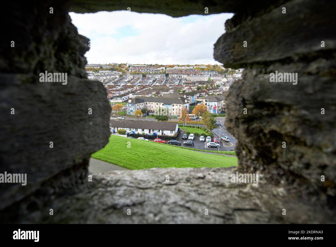 guardando fuori dal bastione reale attraverso il buco difensivo nel muro verso il bogside derry londonderry irlanda del nord regno unito Foto Stock