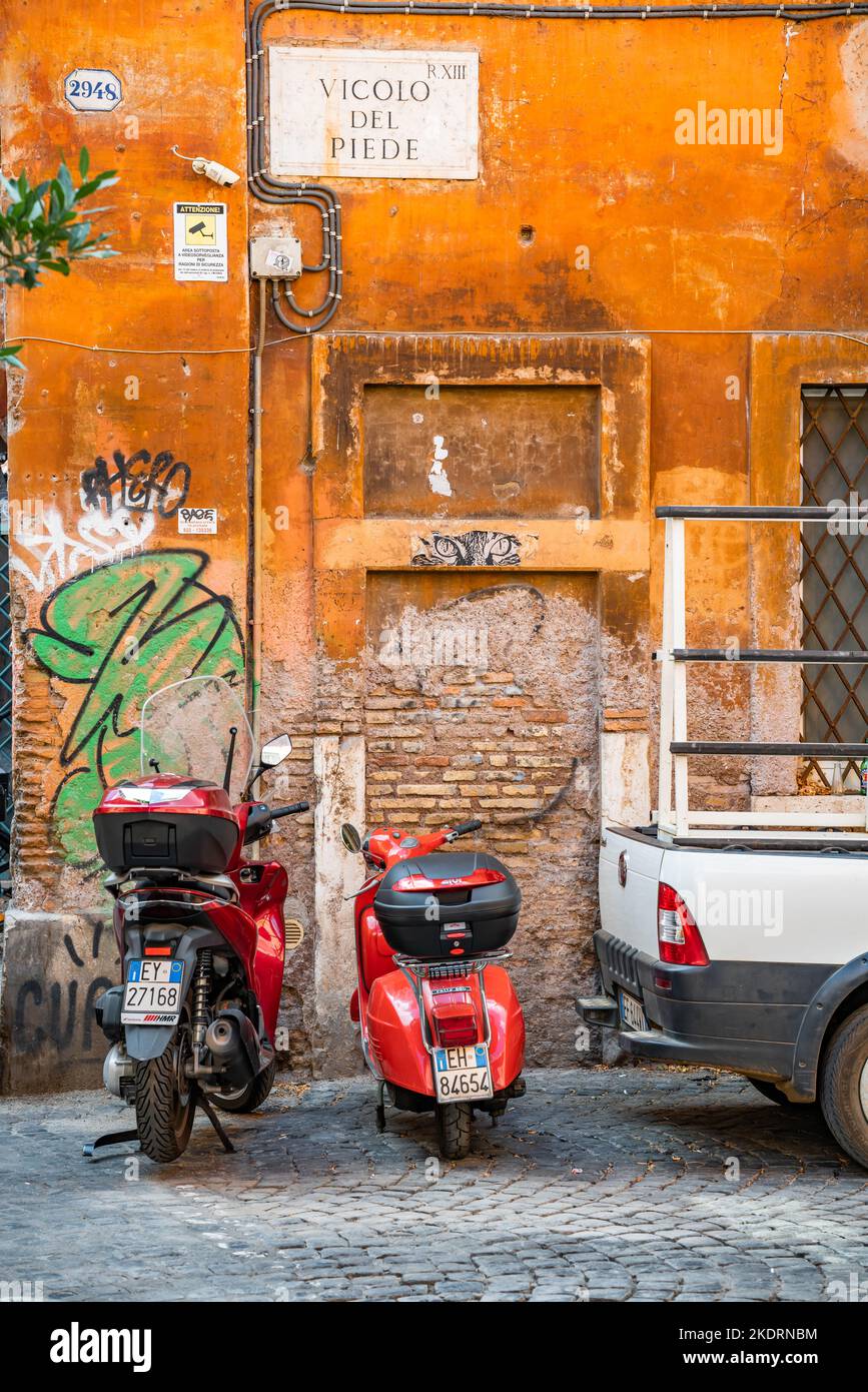 Strada tranquilla nel centro di Roma, Italia Foto Stock