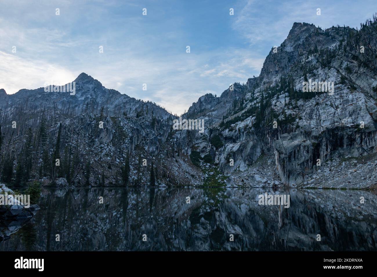 Trail Creek Lake, un lago alpino nella Sawtooth Wilderness, all'interno della Sawtooth National Forest in Idaho, in una serata estiva. La montagna circostante Foto Stock