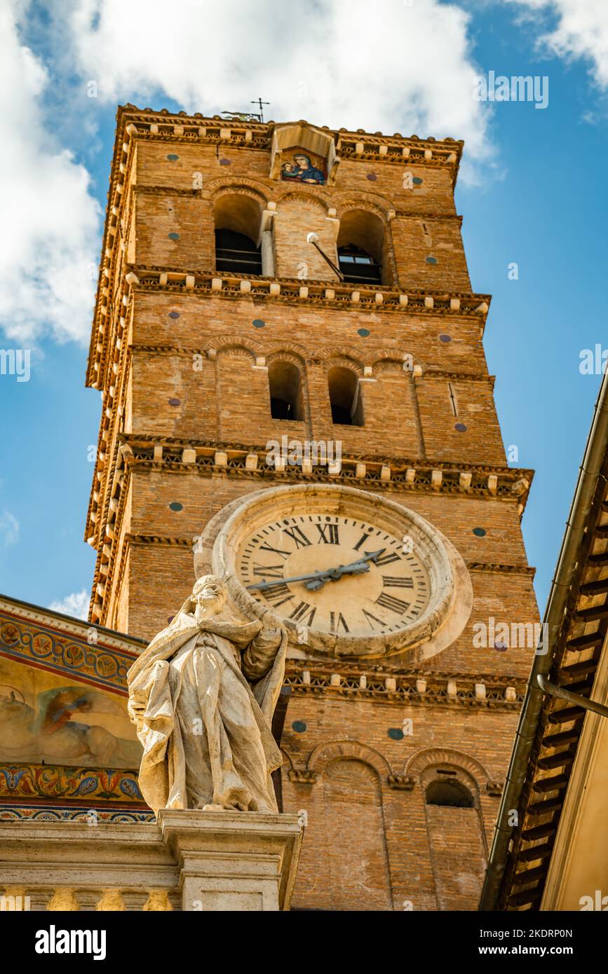 Grande torre della chiesa con orologio a Roma, Italia Foto Stock
