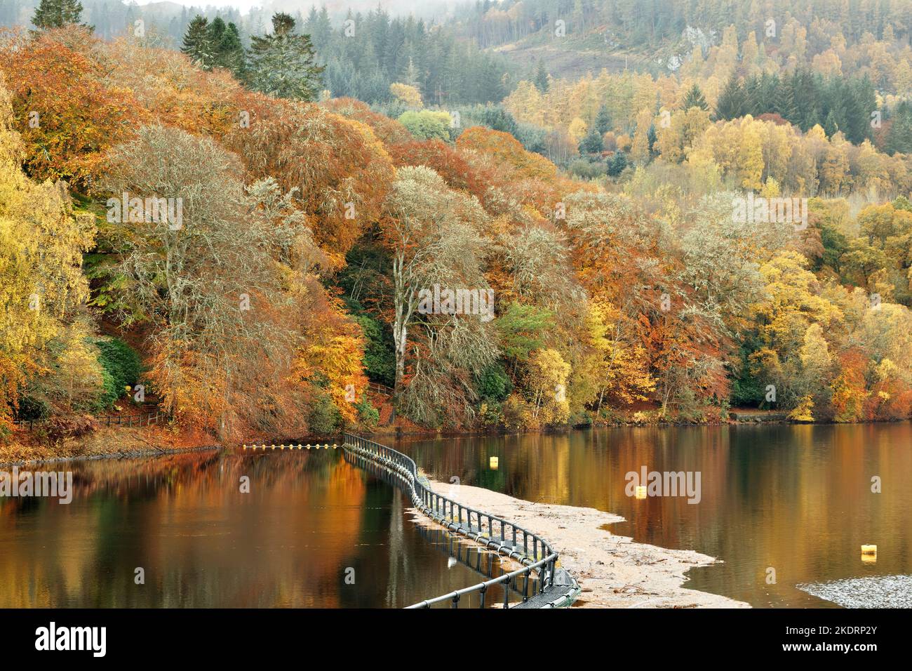 Pitlochry Perthshire Scotland Loch Faskally barriera attraverso l'acqua colori autunnali negli alberi Foto Stock