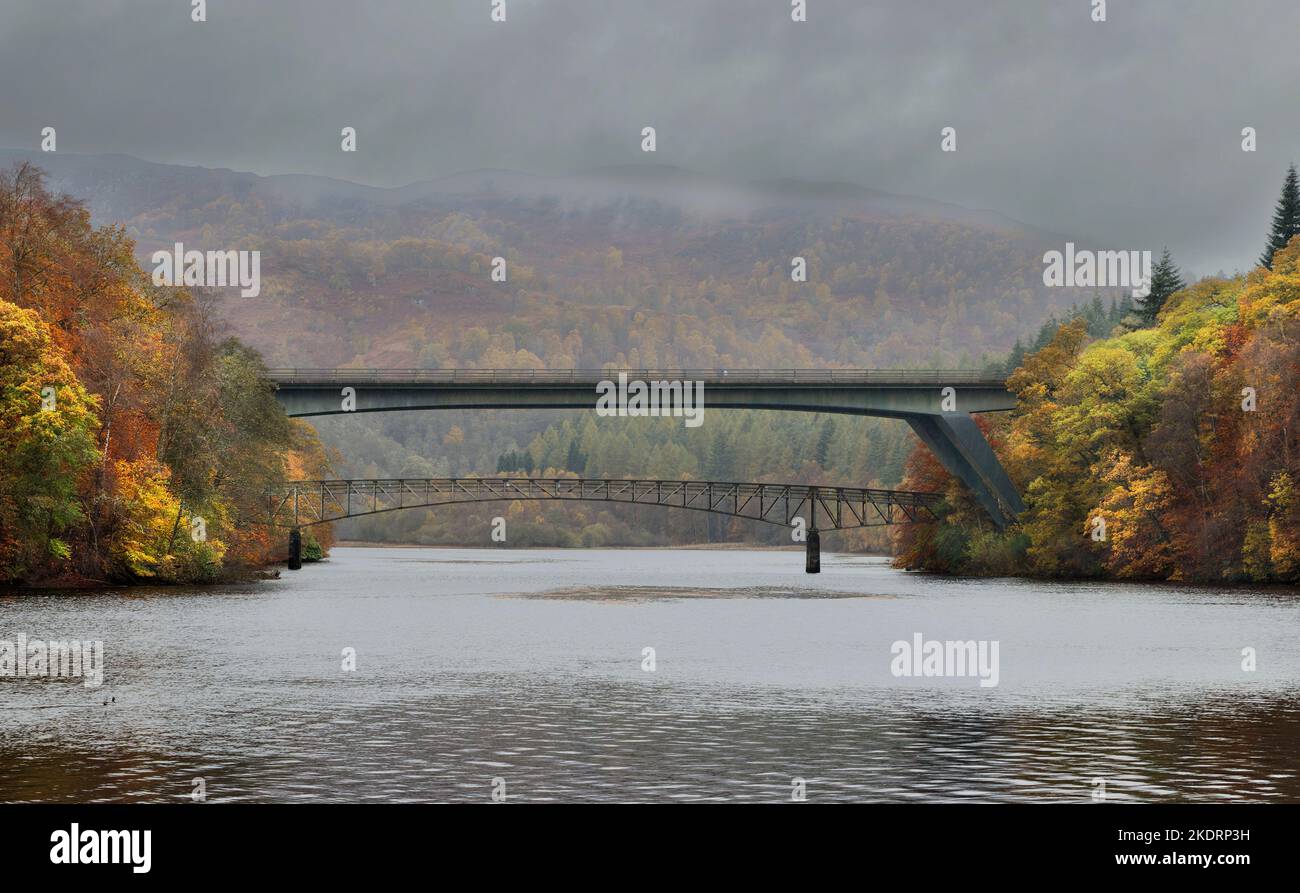 Pitlochry Perthshire Scotland Loch Faskally nuvole di pioggia scure e nebbia sopra il A9 e Clunie ponti alberi in colori autunnali Foto Stock