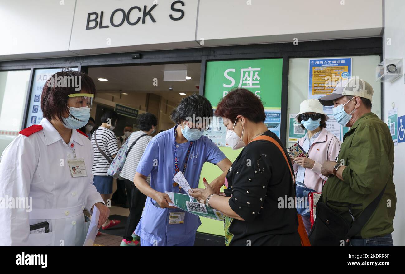 Vengono impiegati personale ospedaliero e sicurezza aggiuntivi e più poster HHeave Home SafeHvenue QR sono esposti all'esterno della clinica specializzata ambulatoriale situata nel Block S del Queen Mary Hospital, Pok fu Lam, per controllare e garantire i pazienti, Chi è tenuto a scansionare il codice QR della sede e a presentare le polizze di appuntamento, è conforme all'ultimo accordo di passaggio del vaccino quando entra in strutture sanitarie designate implementate oggi. 13JUN22 SCMP/Nora Tam Foto Stock