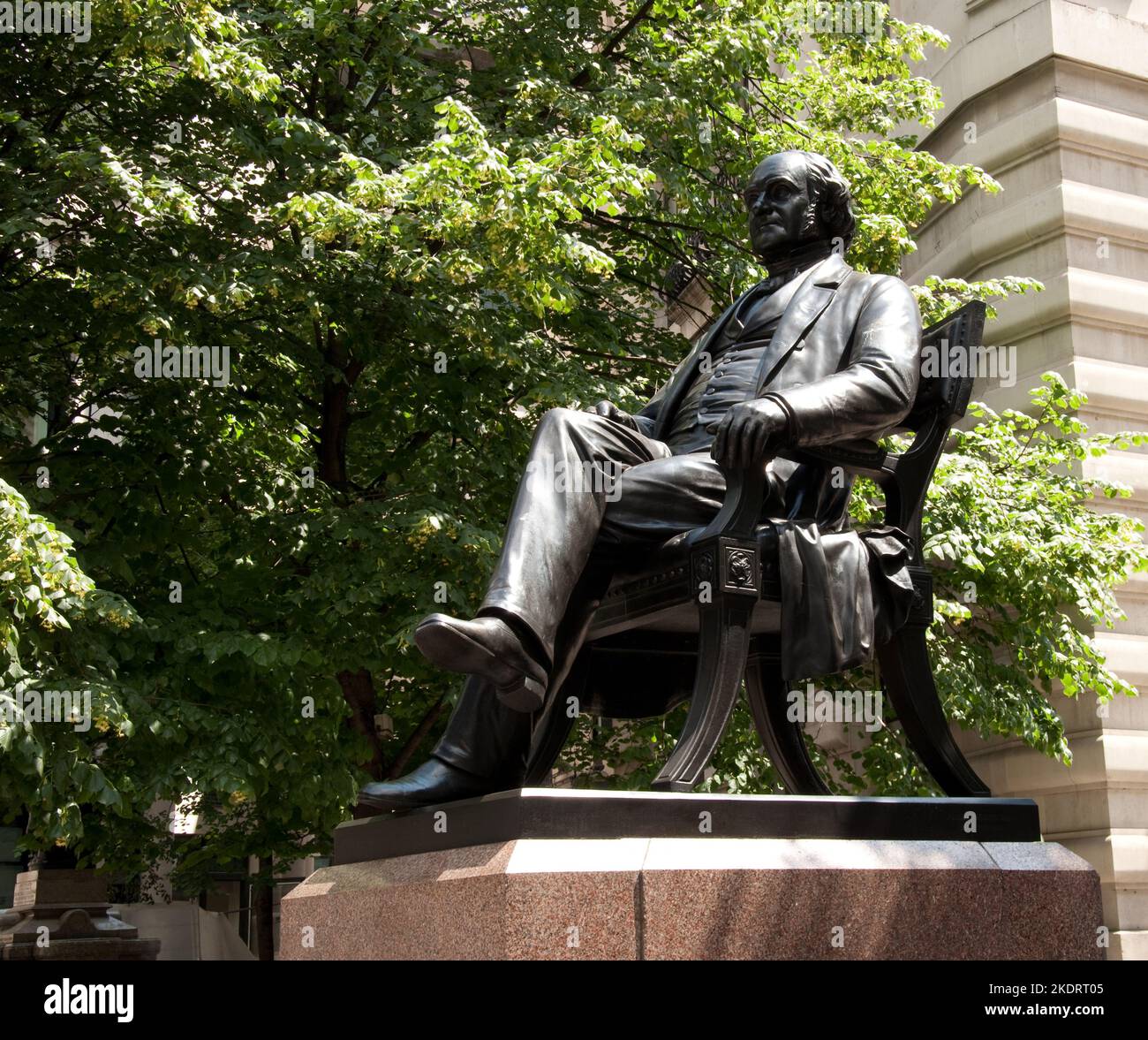 Statua di George Peabody (fondatore del Peabody Trust), la città, Londra, Regno Unito - il Peabody Trust mirava a fornire alloggi ragionevoli per i poveri. Foto Stock