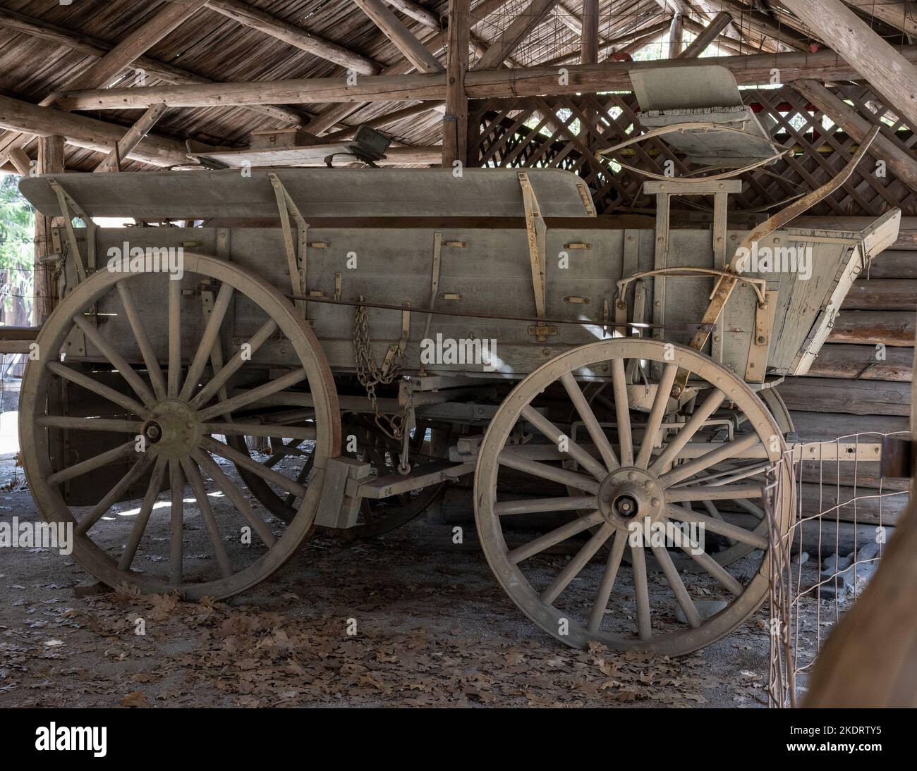 Vintage gold rush era Chuck Wagon al Pioneer Yosemite History Center vicino a Wawona, un'attrazione turistica e patrimonio storico Foto Stock