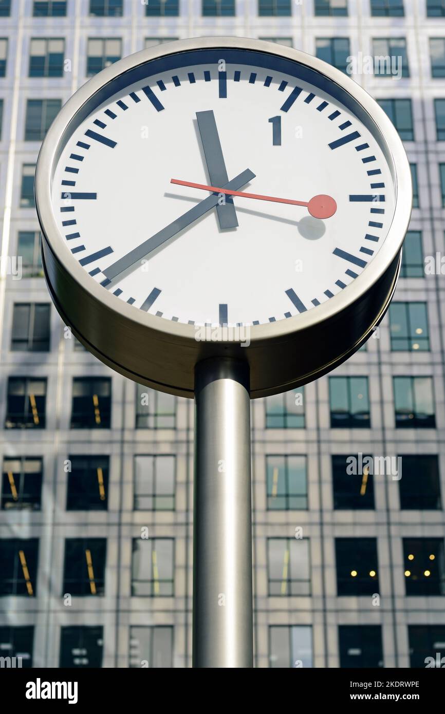 Canary Wharf Clock, uno dei sei blocchi fuori dalla Canary Wharf Tower, Docklands, Londra, Regno Unito Foto Stock