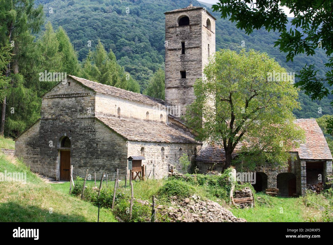 San Benedetto in Val Perlana (San Benedetto) - ben conservata chiesa romanica alpina cluniacense (11th ° secolo) vicino al lago di Como, Lombardia, Italia Foto Stock