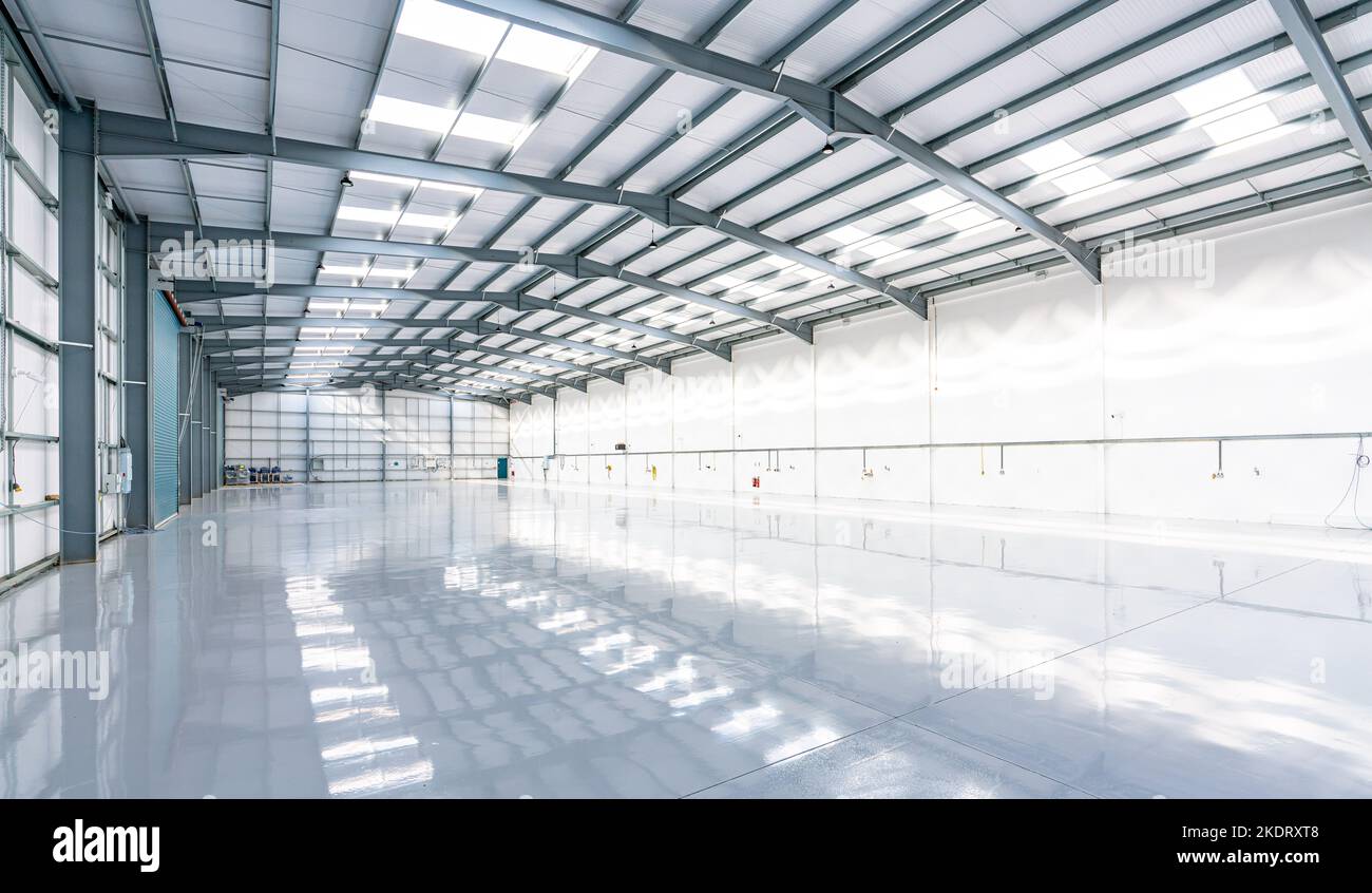 Unità industriale vuota in stile hangar Foto Stock