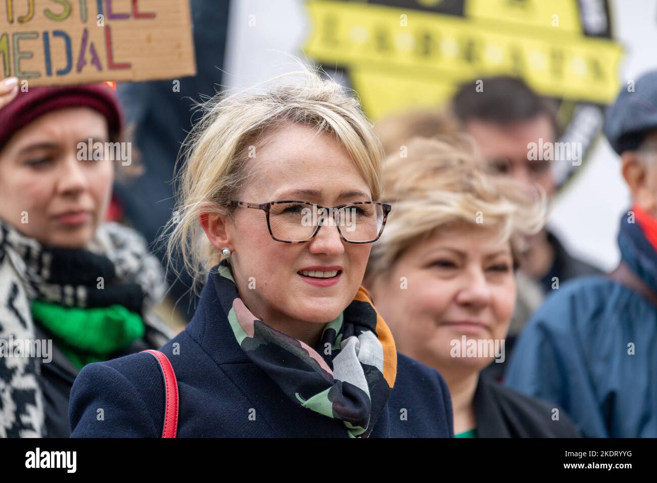 Londra, Regno Unito. 8th Nov 2022. I veterani dei test nucleari chiedono di essere riconosciuti nella protesta della 'medaglia di sissing' a Londra nella foto di Rebecca Long-Bailey MP Credit: Ian Davidson/Alamy Live News Foto Stock