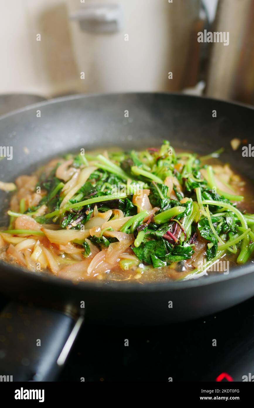 cuocere gli spinaci in una pentola Foto Stock