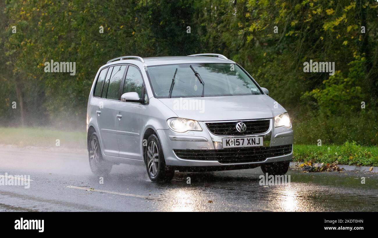 2007 Silver Volkswagen Touran guida sotto la pioggia su una strada bagnata Foto Stock