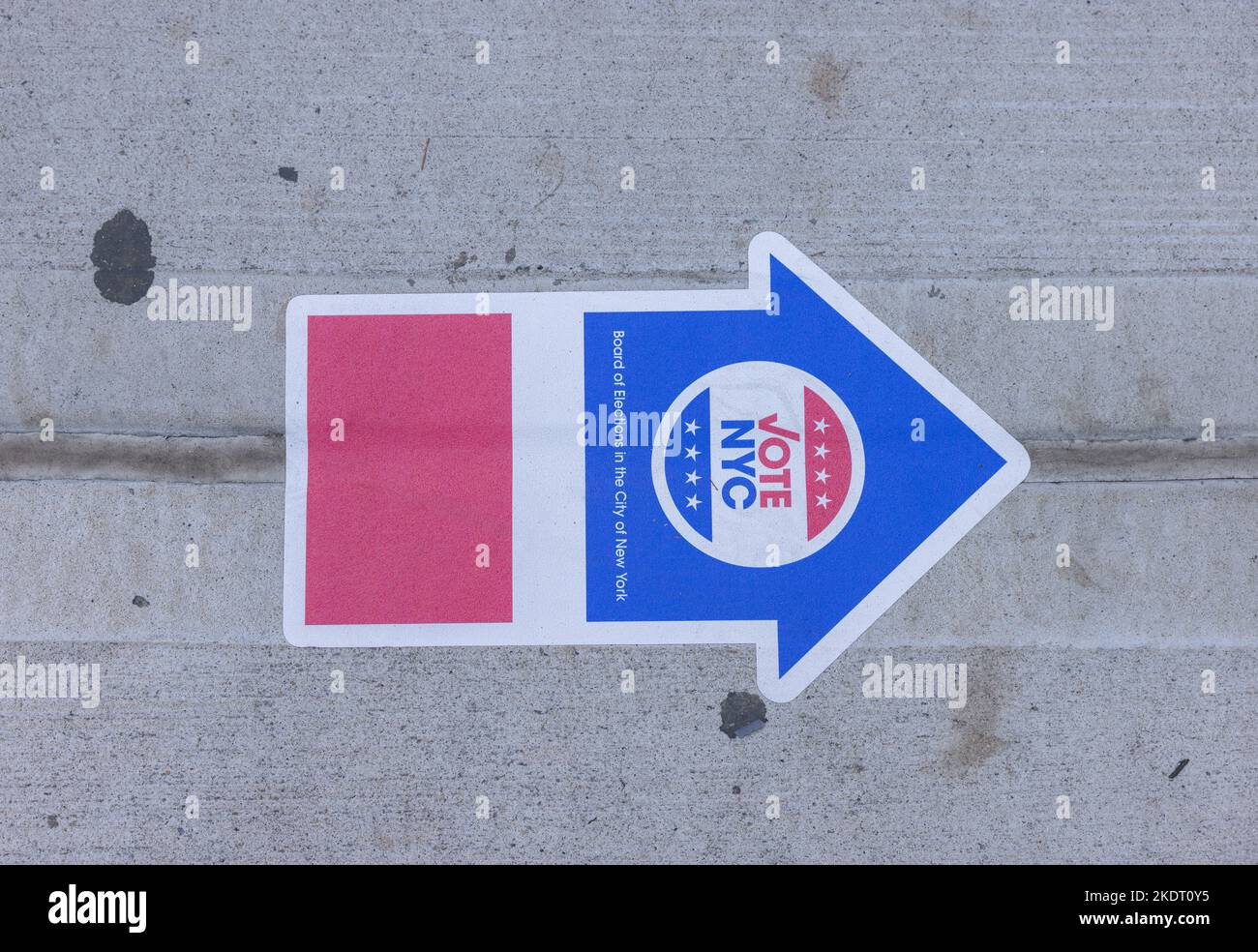 NEW YORK, N.Y. — 8 novembre 2022: Un adesivo “Vota NYC” è visto vicino a un sito di scrutinio nel quartiere Tribeca di Manhattan il giorno delle elezioni 2022. Foto Stock
