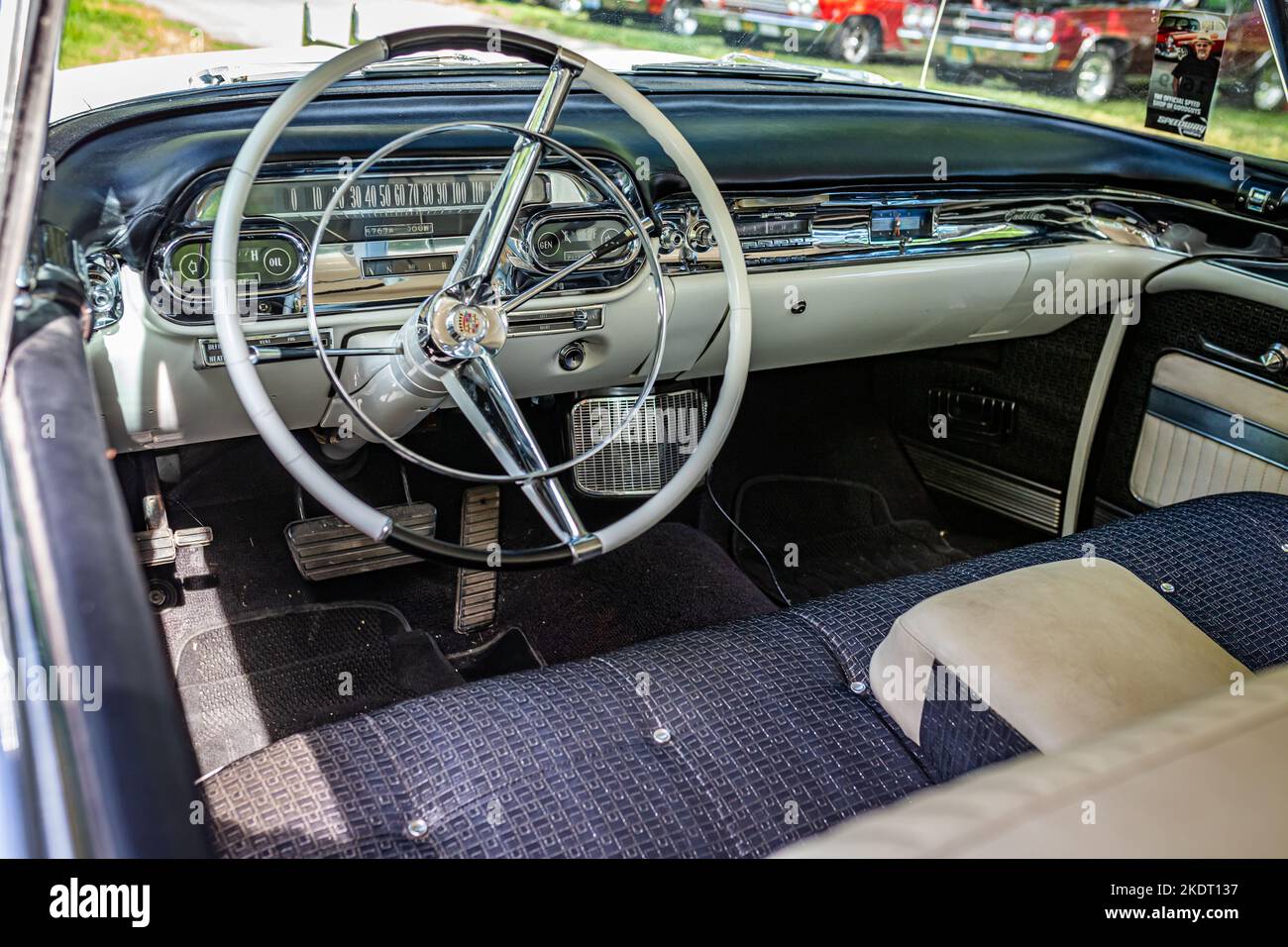 Des Moines, IA - 02 luglio 2022: Vista prospettica dettagliata dell'interno di una Cadillac Coupe de Ville del 1957 in una fiera automobilistica locale. Foto Stock