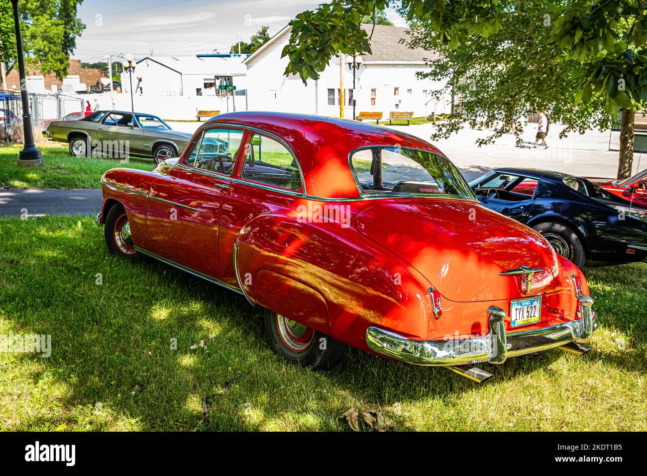 Des Moines, Iowa - 02 luglio 2022: Vista dall'alto dell'angolo posteriore di una berlina 2 porte Chevrolet Styleline Deluxe del 1950 a un'esposizione di auto locale. Foto Stock