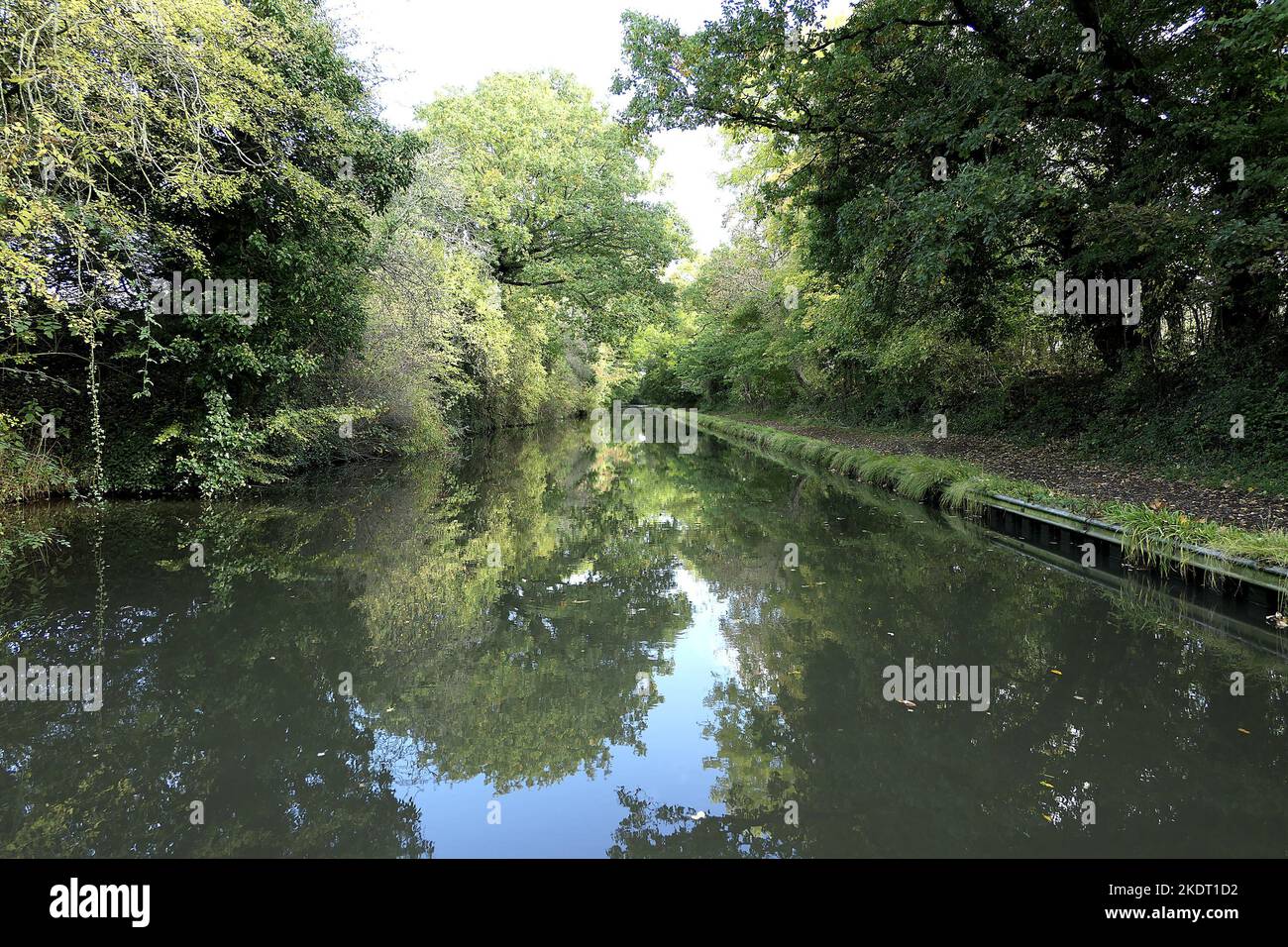 Crociera sul canale su una barca stretta nella campagna del Warwickshire Foto Stock