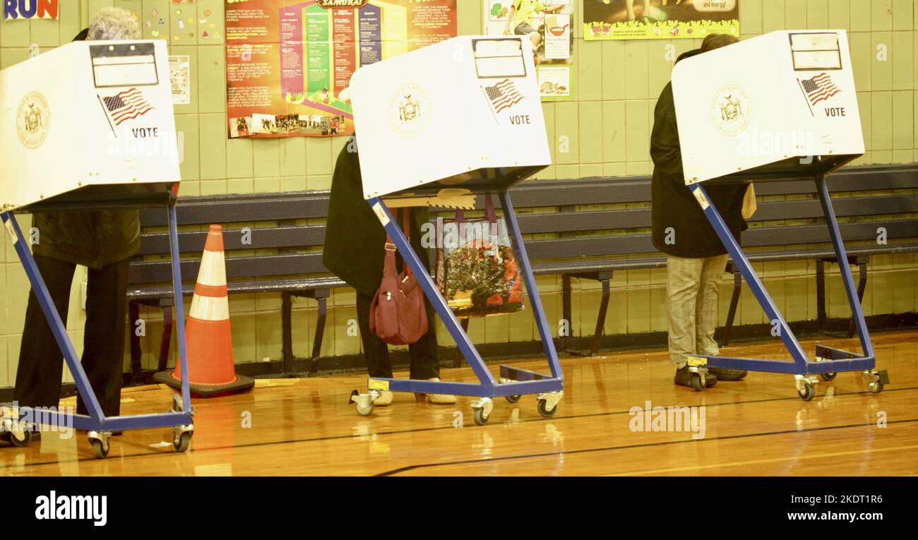 New York, Stati Uniti. 8th Nov 2022. (NUOVO) elezioni di medio termine del 2022 a New York. 8 novembre 2022, New York, USA: I newyorkesi votano durante le elezioni di midterm alla SCUOLA DI MARY LINDLEY MURRAY P.S.116, a New York per eleggere governatori, senatori e congressisti per repubblicani, democratici e indipendenti in tutto il paese il 8 novembre. Si tratta di un'elezione molto importante in quanto determinerà chi controlla il Congresso e il Senato e, più significativamente, il governatorato dello Stato di New York tra Kathy Hochul e Lee Zeldin. (Credit Image: © Niyi Fote/TheNEWS2 via ZUMA Press Wire) Credit: ZUMA Press, Inc./Ala Foto Stock