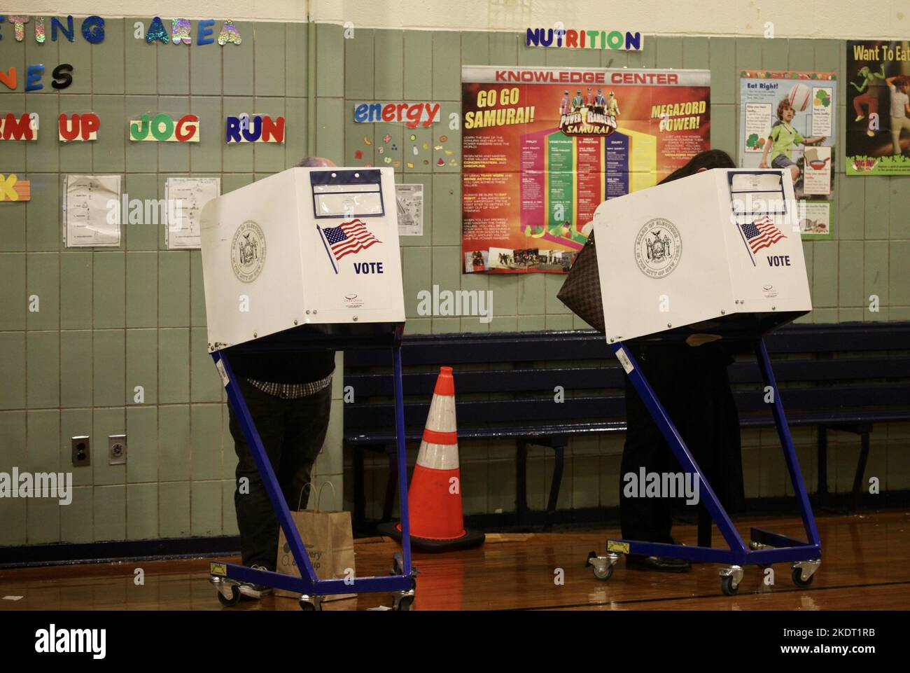 New York, Stati Uniti. 8th Nov 2022. (NUOVO) elezioni di medio termine del 2022 a New York. 8 novembre 2022, New York, USA: I newyorkesi votano durante le elezioni di midterm alla SCUOLA DI MARY LINDLEY MURRAY P.S.116, a New York per eleggere governatori, senatori e congressisti per repubblicani, democratici e indipendenti in tutto il paese il 8 novembre. Si tratta di un'elezione molto importante in quanto determinerà chi controlla il Congresso e il Senato e, più significativamente, il governatorato dello Stato di New York tra Kathy Hochul e Lee Zeldin. (Credit Image: © Niyi Fote/TheNEWS2 via ZUMA Press Wire) Credit: ZUMA Press, Inc./Ala Foto Stock