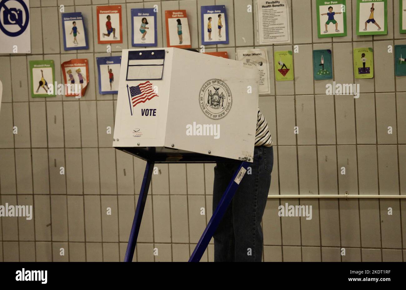 New York, Stati Uniti. 8th Nov 2022. (NUOVO) elezioni di medio termine del 2022 a New York. 8 novembre 2022, New York, USA: I newyorkesi votano durante le elezioni di midterm alla SCUOLA DI MARY LINDLEY MURRAY P.S.116, a New York per eleggere governatori, senatori e congressisti per repubblicani, democratici e indipendenti in tutto il paese il 8 novembre. Si tratta di un'elezione molto importante in quanto determinerà chi controlla il Congresso e il Senato e, più significativamente, il governatorato dello Stato di New York tra Kathy Hochul e Lee Zeldin. (Credit Image: © Niyi Fote/TheNEWS2 via ZUMA Press Wire) Credit: ZUMA Press, Inc./Ala Foto Stock