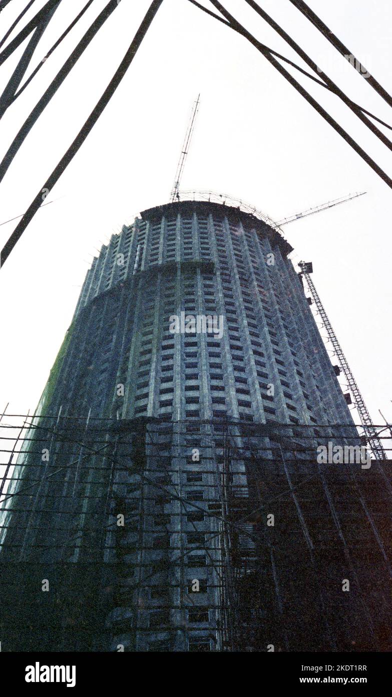 Costruzione del Centro Hopewell nel 1979. Il grattacielo e' un edificio a 64 piani di 222 metri (728 piedi) situato al 183 di Queen's Road East, in WAN Chai sull'Isola di Hong Kong a Hong Kong. Per la maggior parte degli anni '80 era l'edificio più alto di Hobng Kong e il secondo più alto in Asia. Foto di Tony Henshaw Foto Stock