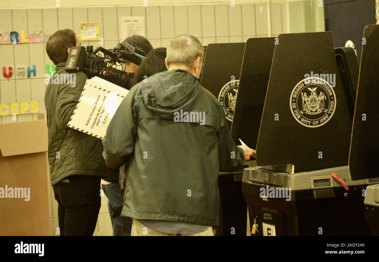 New York, Stati Uniti. 8th Nov 2022. (NUOVO) elezioni di medio termine del 2022 a New York. 8 novembre 2022, New York, USA: I newyorkesi votano durante le elezioni di midterm alla SCUOLA DI MARY LINDLEY MURRAY P.S.116, a New York per eleggere governatori, senatori e congressisti per repubblicani, democratici e indipendenti in tutto il paese il 8 novembre. Si tratta di un'elezione molto importante in quanto determinerà chi controlla il Congresso e il Senato e, più significativamente, il governatorato dello Stato di New York tra Kathy Hochul e Lee Zeldin. (Credit Image: © Niyi Fote/TheNEWS2 via ZUMA Press Wire) Credit: ZUMA Press, Inc./Ala Foto Stock