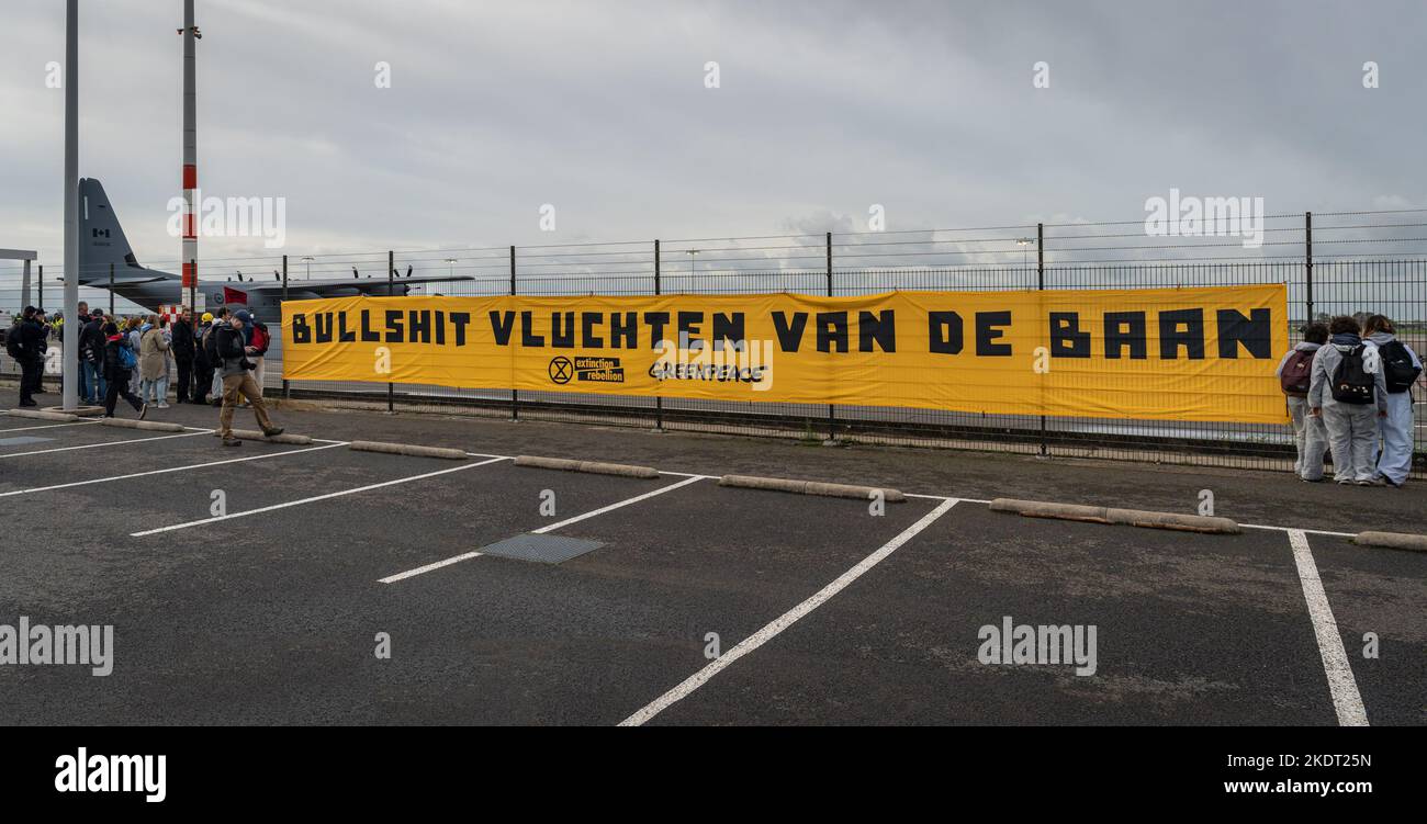Schiphol Airport Amsterdam, Paesi Bassi, 05.11.2022, Big banner appeso alla recinzione da attivisti di Greenpeace e della ribellione di estinzione durante una p Foto Stock