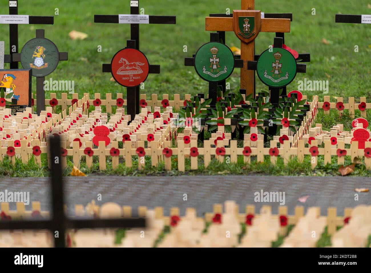 Londra, Regno Unito. 8th Nov 2022. The Westminster Abbey Field of Remembrance, gestito dalla Poppy Factory, commerce coloro che hanno perso la vita nelle forze armate; davanti alla memoria Sunday Credit: Ian Davidson/Alamy Live News Foto Stock