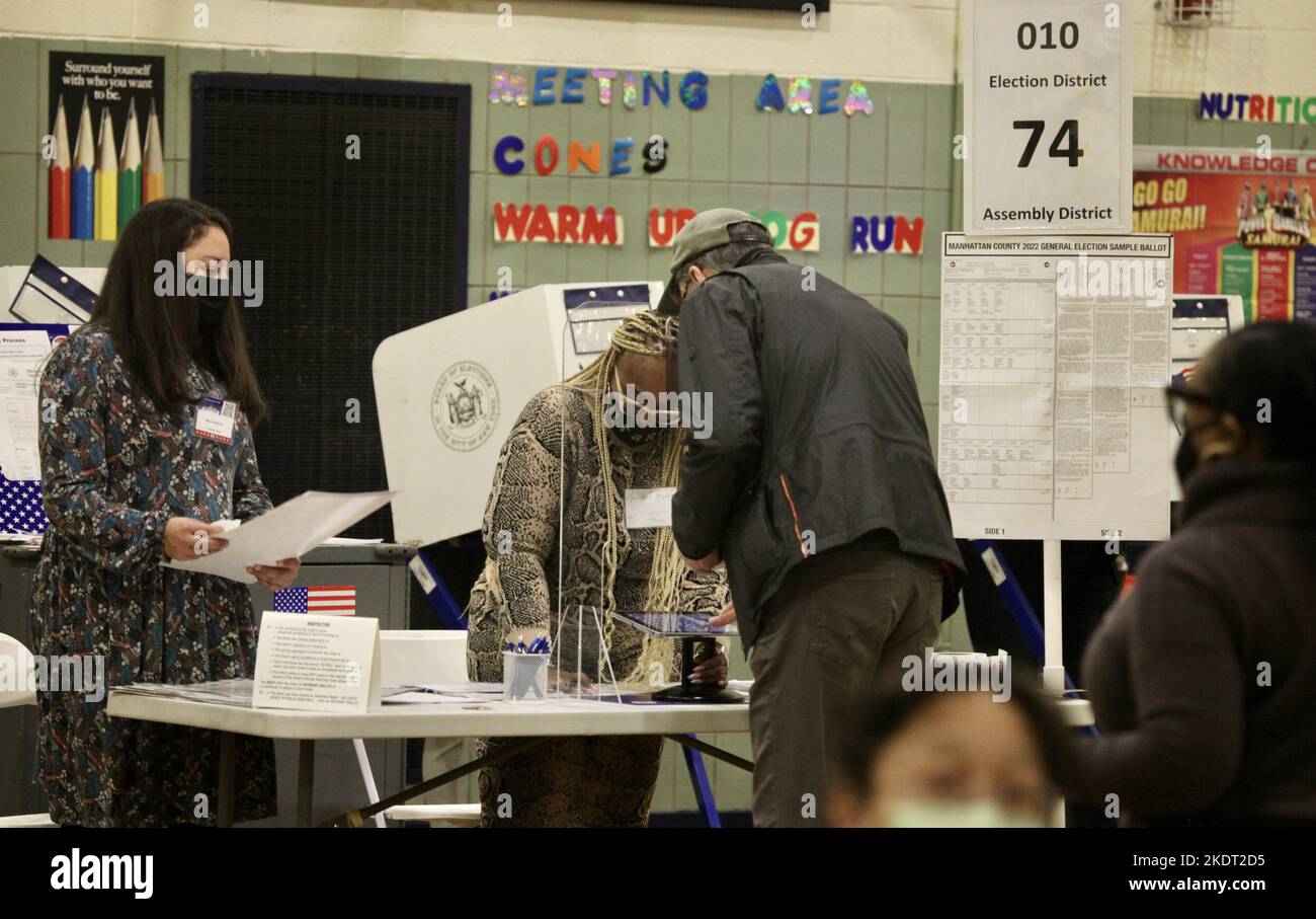 New York, Stati Uniti. 8th Nov 2022. (NUOVO) elezioni di medio termine del 2022 a New York. 8 novembre 2022, New York, USA: I newyorkesi votano durante le elezioni di midterm alla SCUOLA DI MARY LINDLEY MURRAY P.S.116, a New York per eleggere governatori, senatori e congressisti per repubblicani, democratici e indipendenti in tutto il paese il 8 novembre. Si tratta di un'elezione molto importante in quanto determinerà chi controlla il Congresso e il Senato e, più significativamente, il governatorato dello Stato di New York tra Kathy Hochul e Lee Zeldin. (Credit Image: © Niyi Fote/TheNEWS2 via ZUMA Press Wire) Credit: ZUMA Press, Inc./Ala Foto Stock