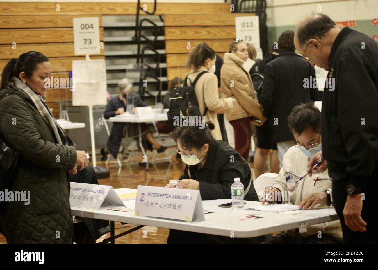 New York, Stati Uniti. 8th Nov 2022. (NUOVO) elezioni di medio termine del 2022 a New York. 8 novembre 2022, New York, USA: I newyorkesi votano durante le elezioni di midterm alla SCUOLA DI MARY LINDLEY MURRAY P.S.116, a New York per eleggere governatori, senatori e congressisti per repubblicani, democratici e indipendenti in tutto il paese il 8 novembre. Si tratta di un'elezione molto importante in quanto determinerà chi controlla il Congresso e il Senato e, più significativamente, il governatorato dello Stato di New York tra Kathy Hochul e Lee Zeldin. (Credit Image: © Niyi Fote/TheNEWS2 via ZUMA Press Wire) Credit: ZUMA Press, Inc./Ala Foto Stock