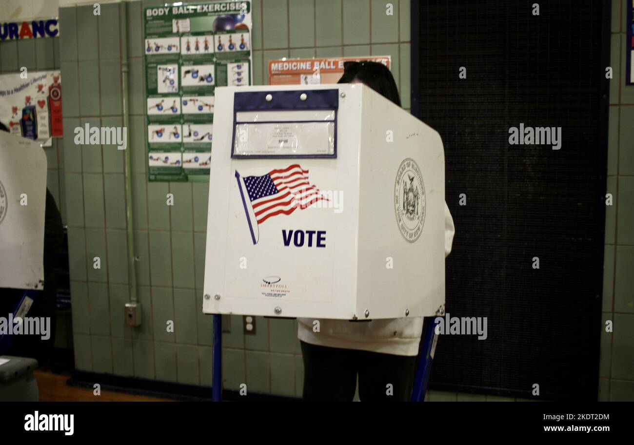 New York, Stati Uniti. 8th Nov 2022. (NUOVO) elezioni di medio termine del 2022 a New York. 8 novembre 2022, New York, USA: I newyorkesi votano durante le elezioni di midterm alla SCUOLA DI MARY LINDLEY MURRAY P.S.116, a New York per eleggere governatori, senatori e congressisti per repubblicani, democratici e indipendenti in tutto il paese il 8 novembre. Si tratta di un'elezione molto importante in quanto determinerà chi controlla il Congresso e il Senato e, più significativamente, il governatorato dello Stato di New York tra Kathy Hochul e Lee Zeldin. (Credit Image: © Niyi Fote/TheNEWS2 via ZUMA Press Wire) Credit: ZUMA Press, Inc./Ala Foto Stock