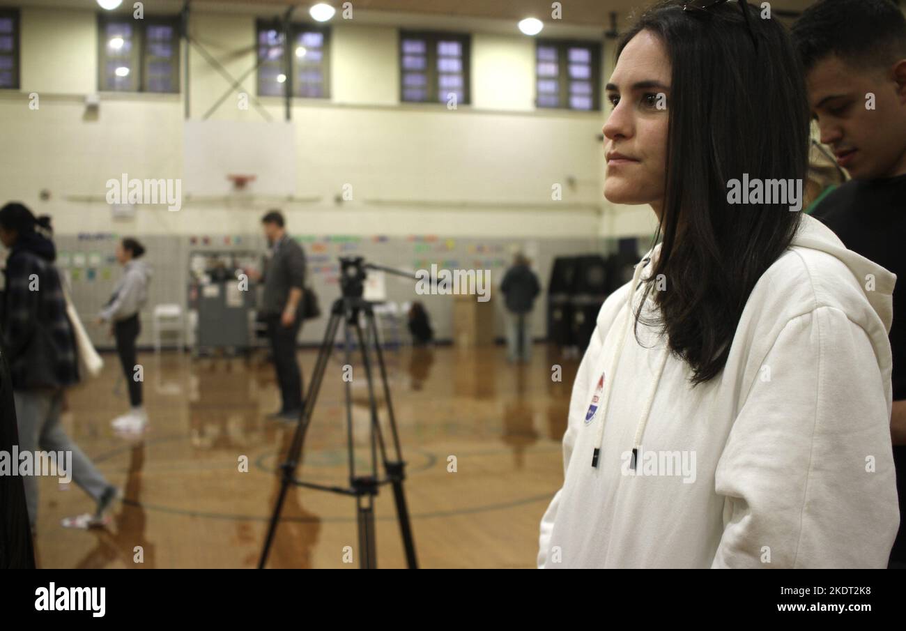 New York, Stati Uniti. 8th Nov 2022. (NUOVO) elezioni di medio termine del 2022 a New York. 8 novembre 2022, New York, USA: I newyorkesi votano durante le elezioni di midterm alla SCUOLA DI MARY LINDLEY MURRAY P.S.116, a New York per eleggere governatori, senatori e congressisti per repubblicani, democratici e indipendenti in tutto il paese il 8 novembre. Si tratta di un'elezione molto importante in quanto determinerà chi controlla il Congresso e il Senato e, più significativamente, il governatorato dello Stato di New York tra Kathy Hochul e Lee Zeldin. (Credit Image: © Niyi Fote/TheNEWS2 via ZUMA Press Wire) Credit: ZUMA Press, Inc./Ala Foto Stock